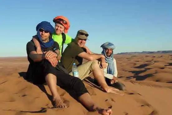 Gäste rasten auf einer Sanddüne