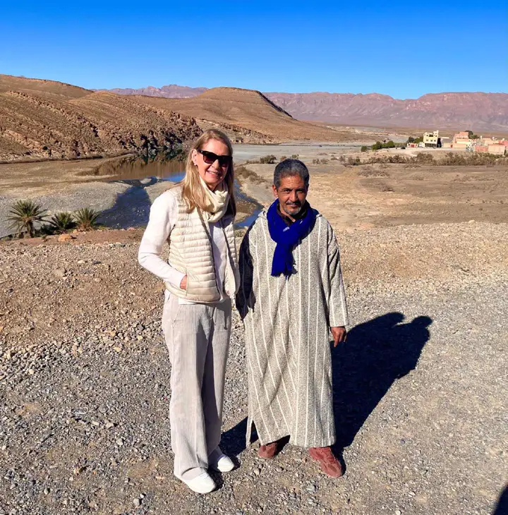 A guest with a Berber in the desert landscape