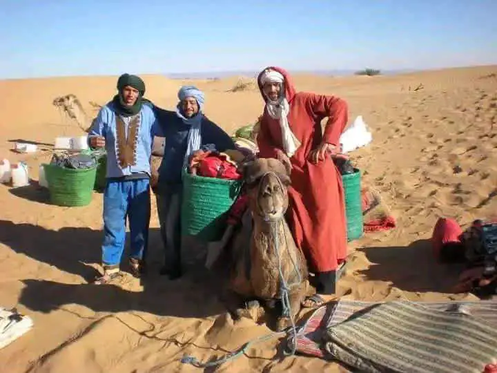 Kamele und Berber im Wüstencamp