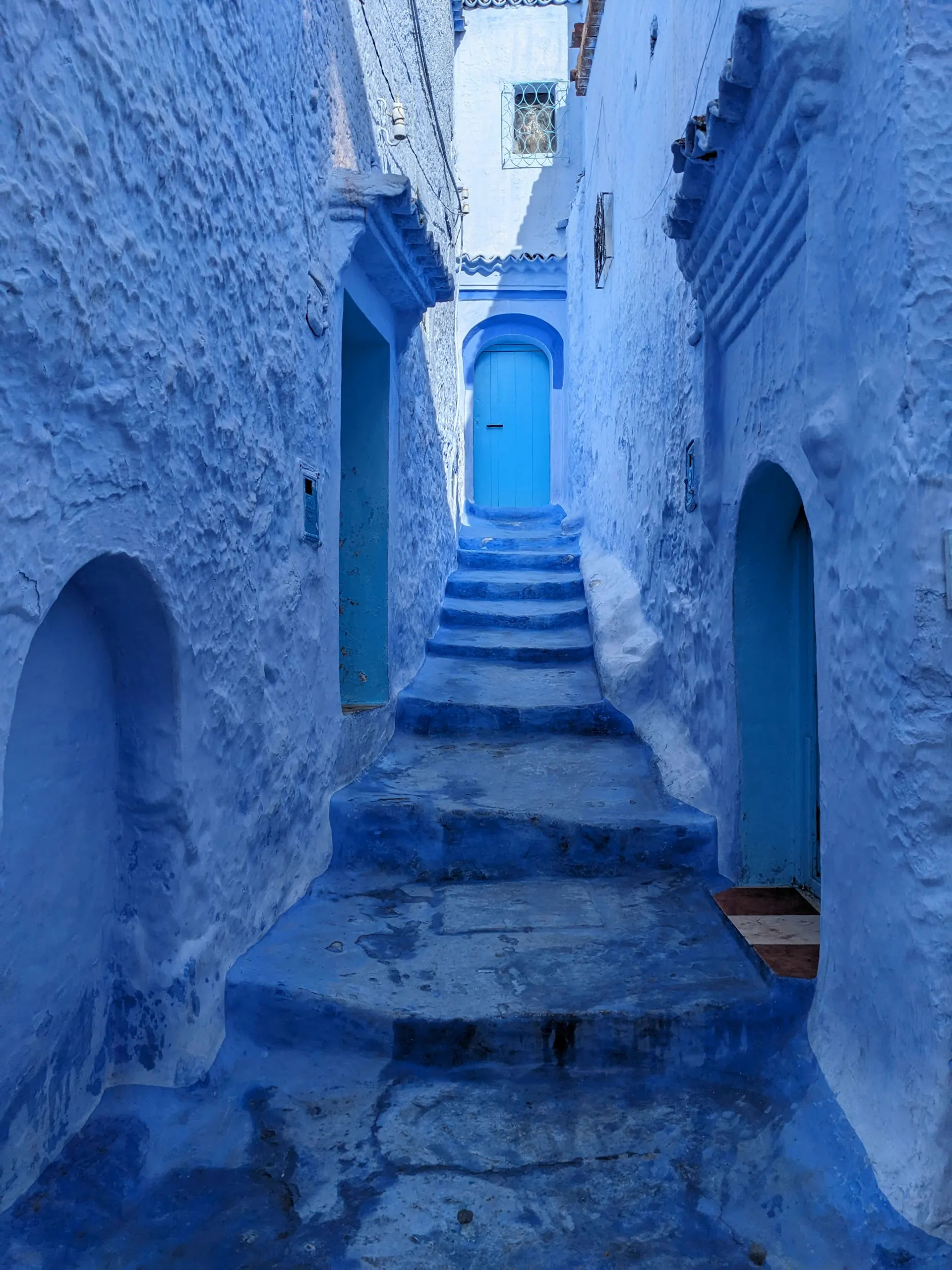 Ruelle bleue avec escalier à Chefchaouen