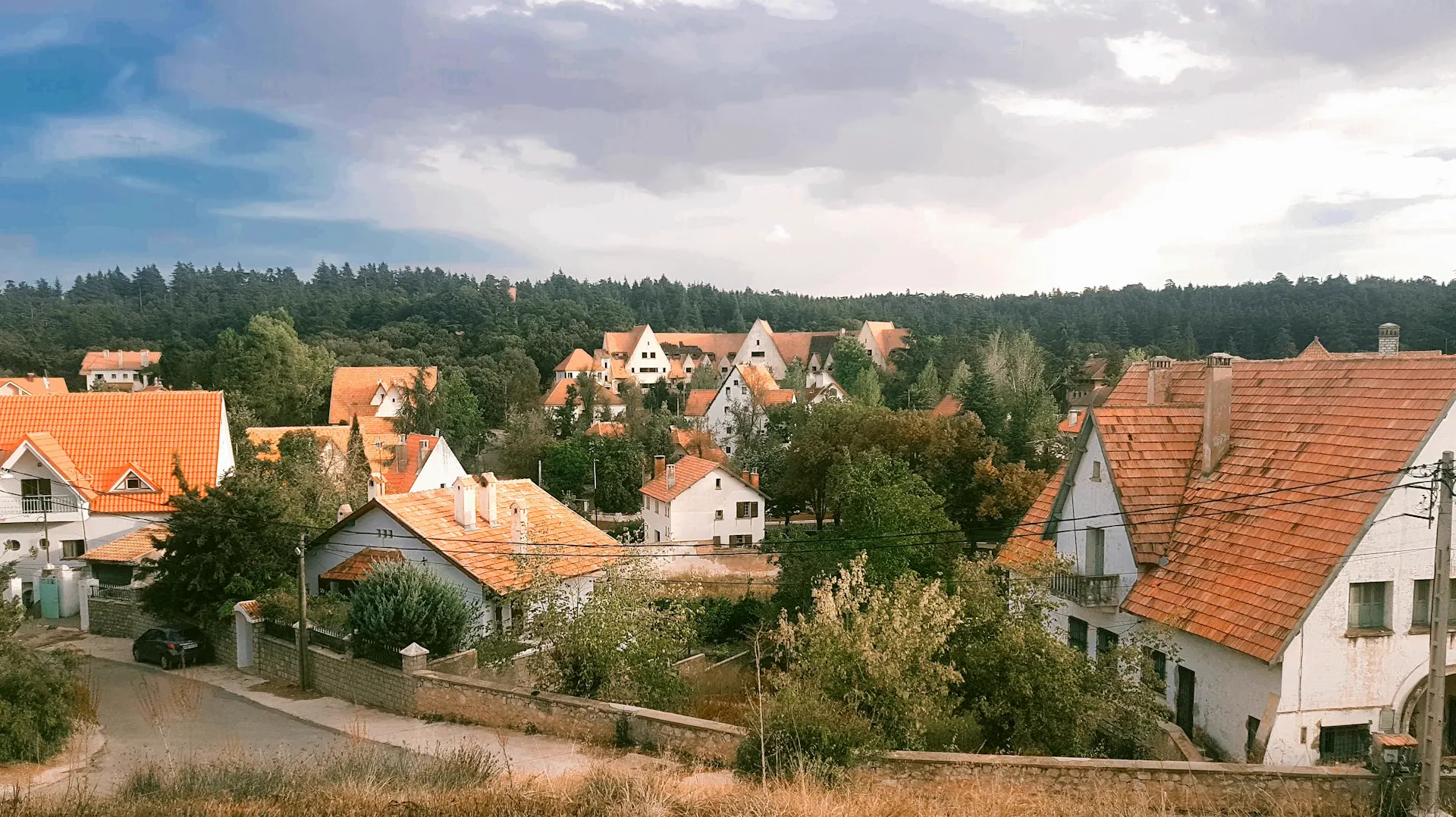 Maisons aux toits rouges à Ifrane dans le Moyen Atlas