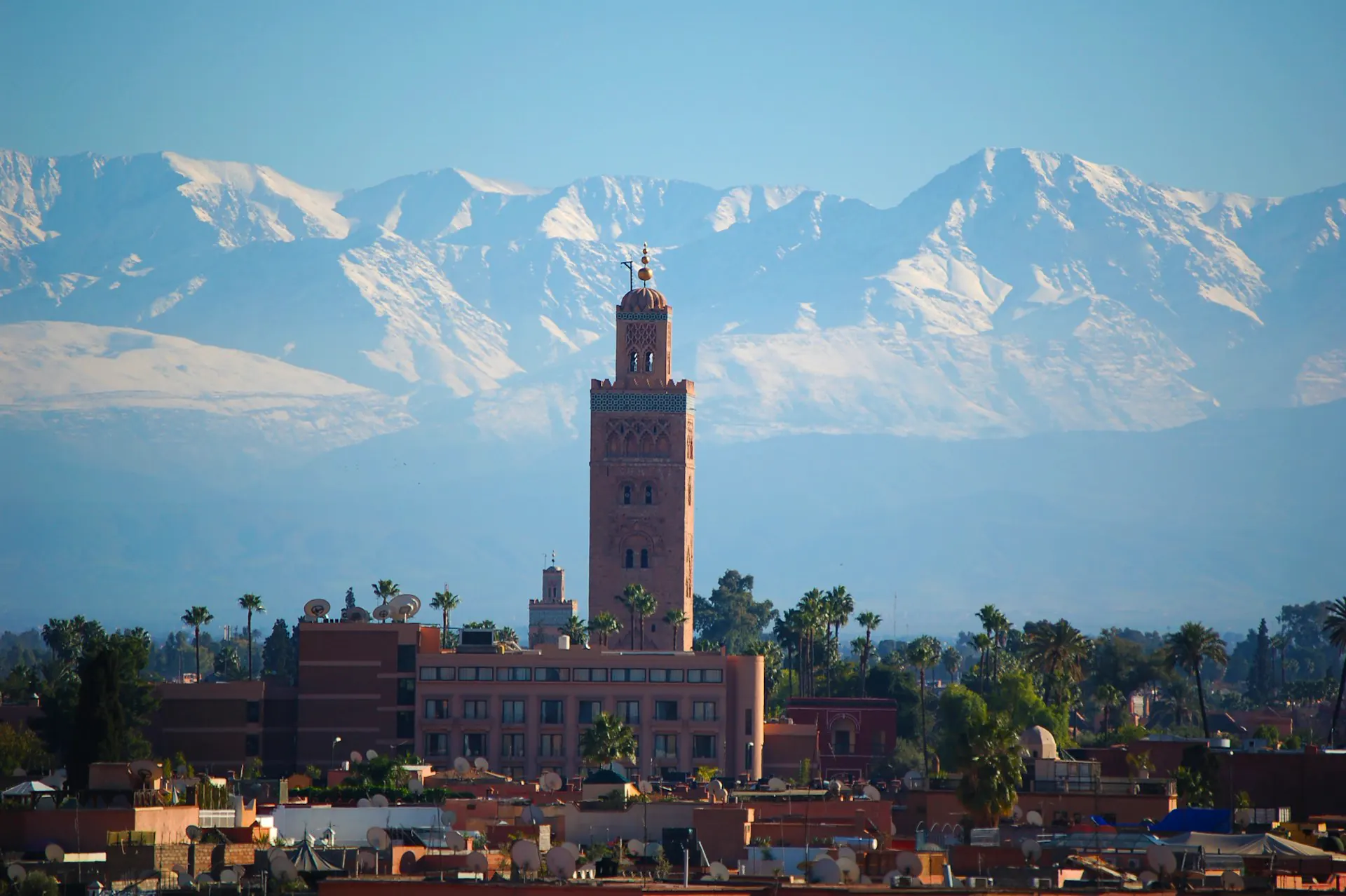 Koutoubia-Moschee vor dem schneebedeckten Hohen Atlas