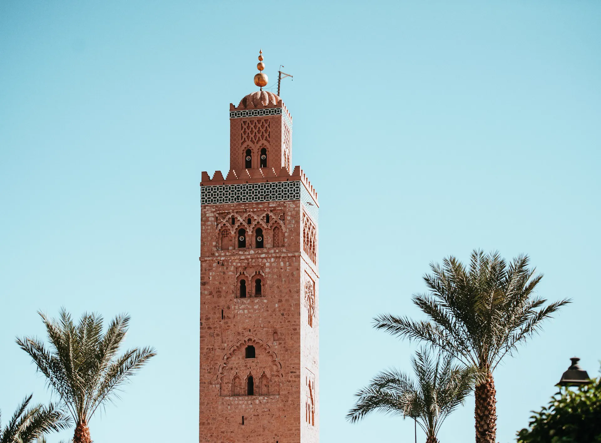 Minaret de la mosquée Koutoubia à Marrakech entre les palmiers