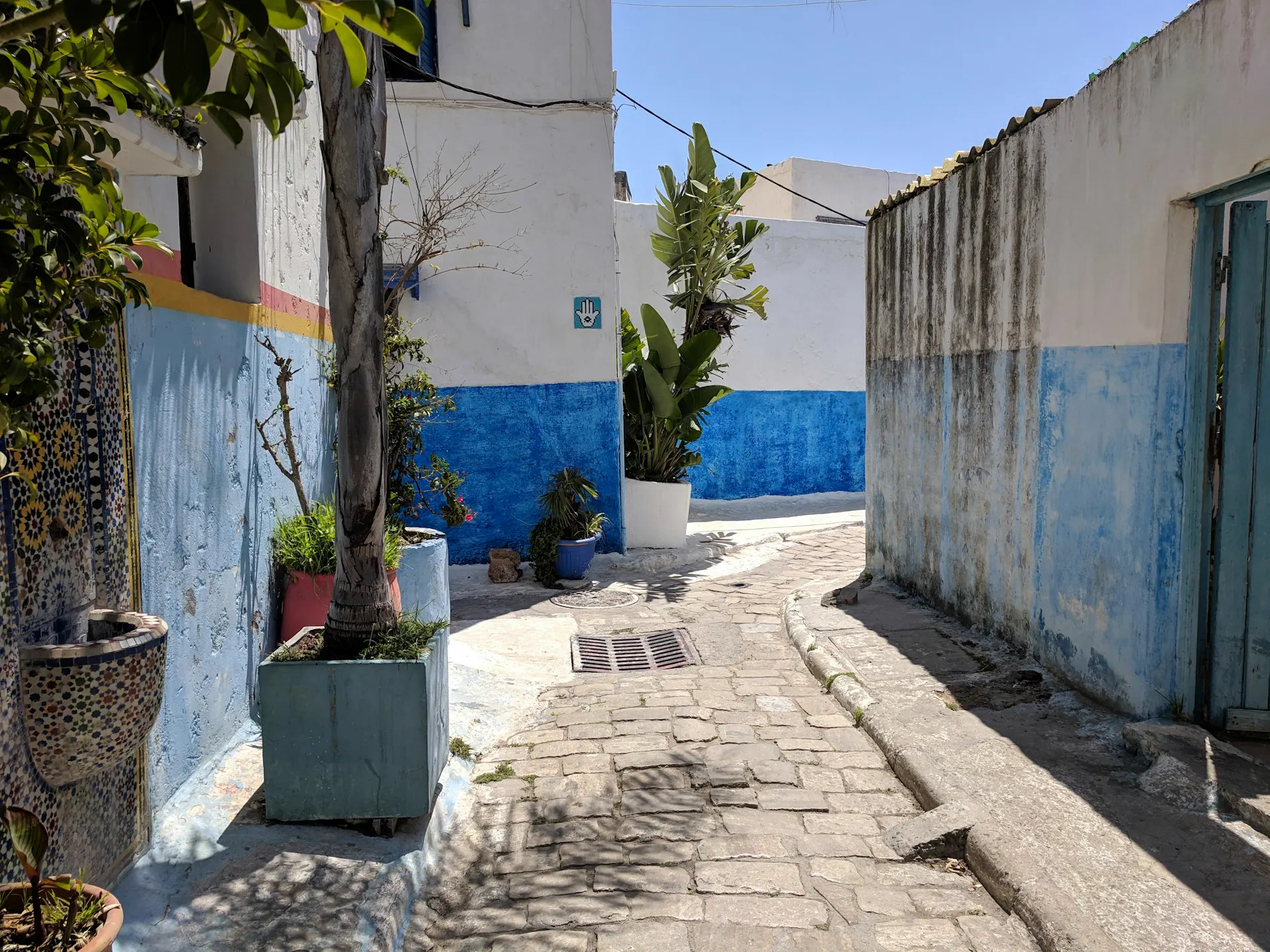 Ruelle bleue et blanche dans la kasbah des Oudayas à Rabat
