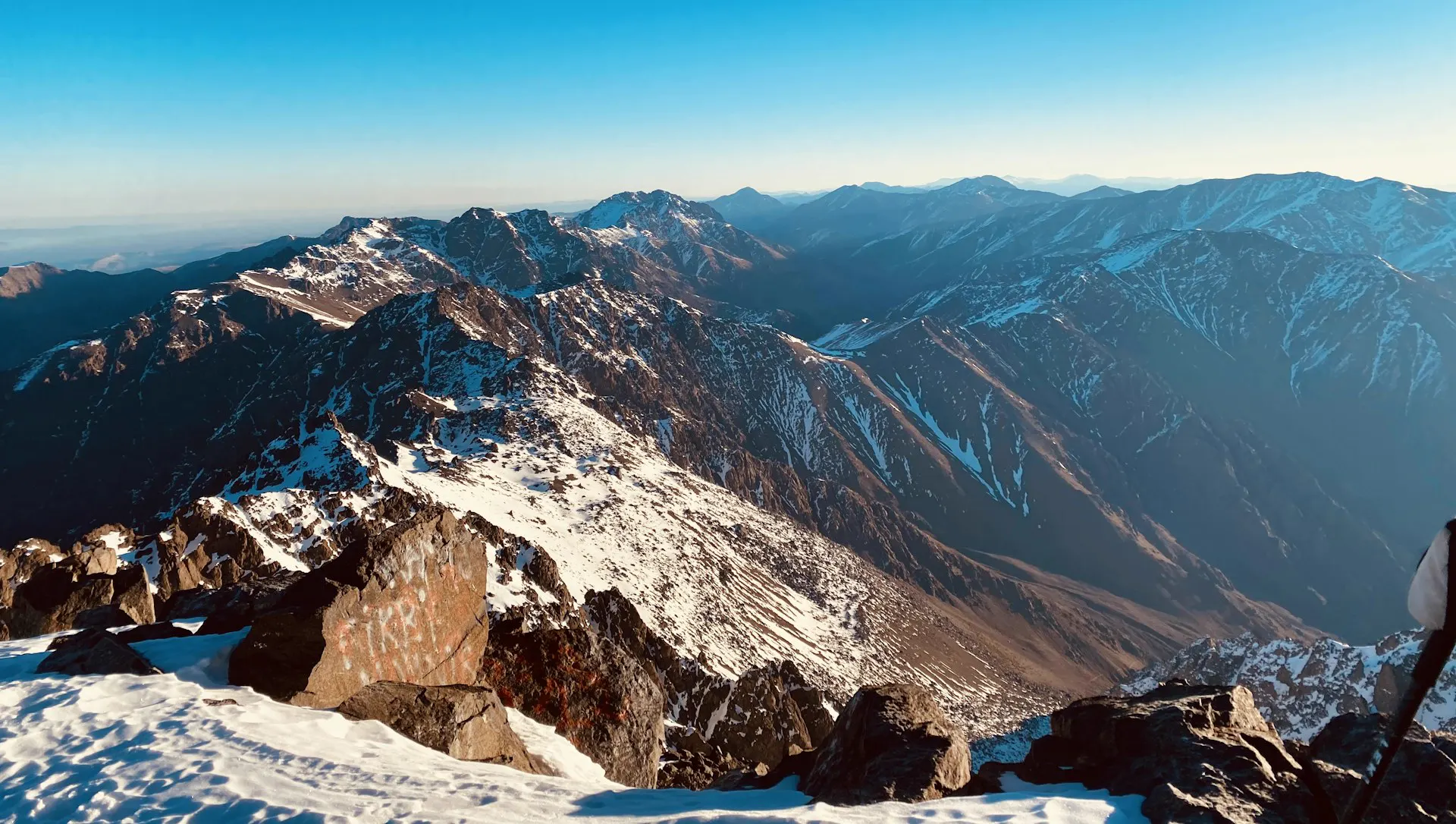 Blick vom Gipfel des Toubkal über den Hohen Atlas