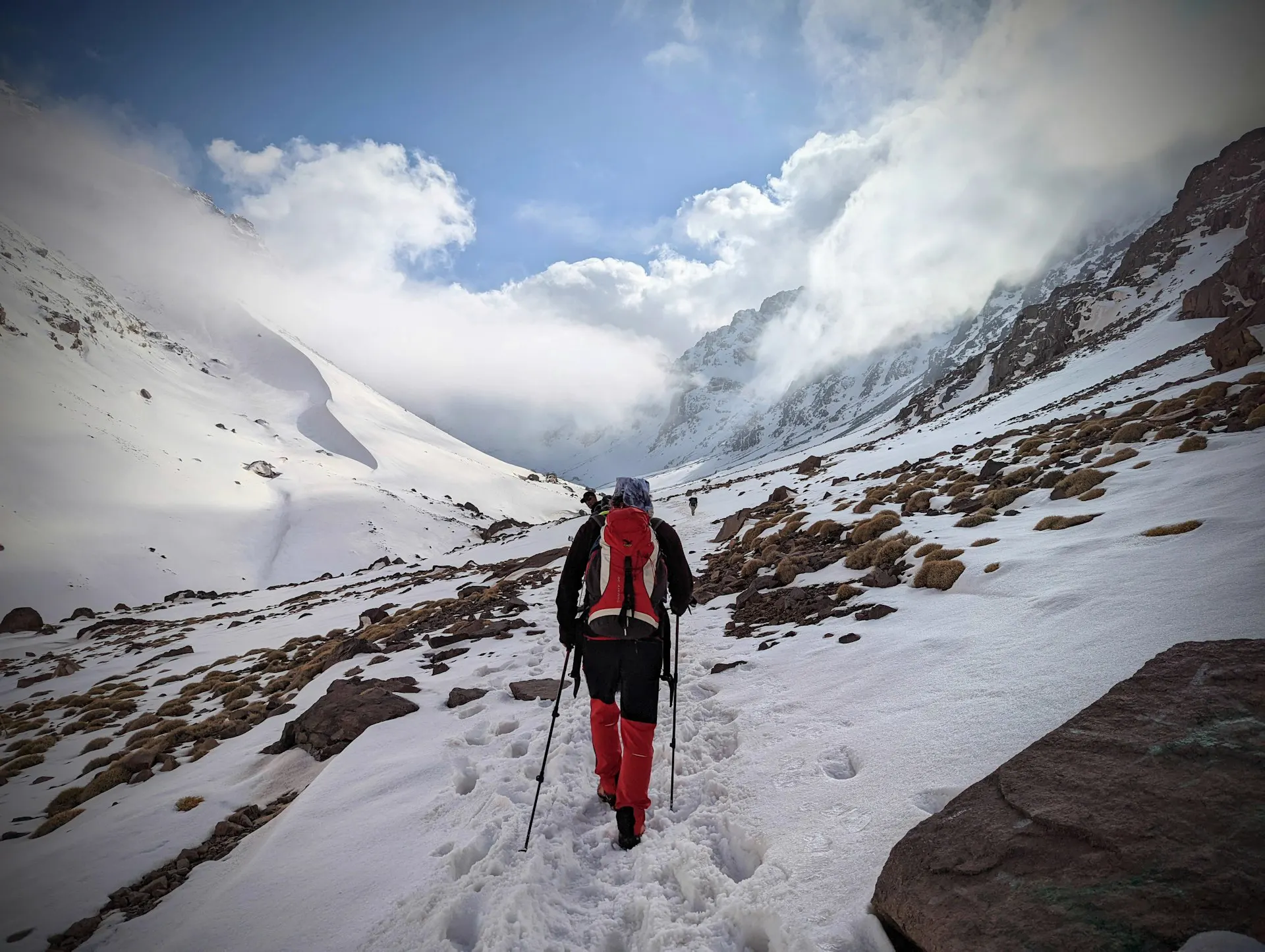 Randonneur dans la neige sur le chemin du Toubkal